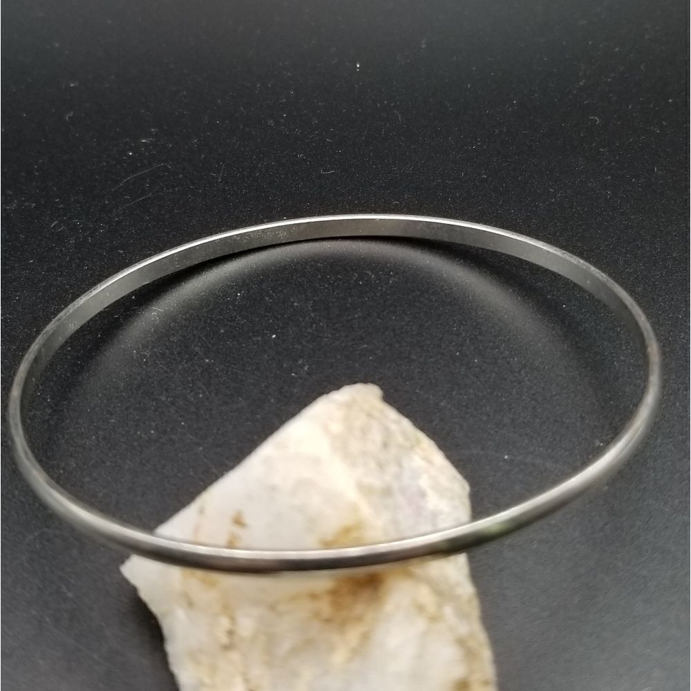 Simplistic silver tone bangle bracelet. B605